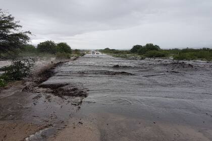 El cruce entre Anjullón y San Pedro cortado por el desborde del río