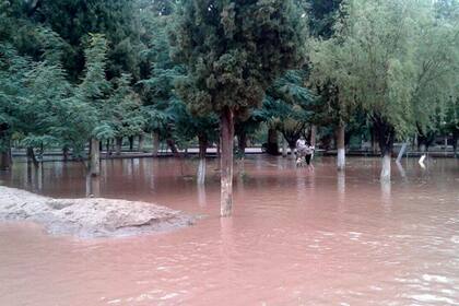 Una plaza en Los Palacios está bajo el agua