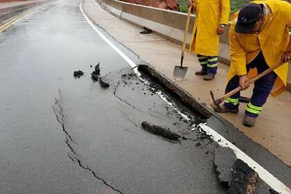 La fuerza del agua rompió el pavimento de un puente