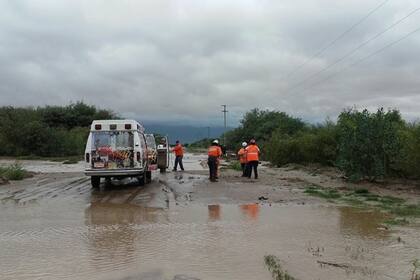 En Chilecito los bomberos rescatan a varios jóvenes que quedaron atrapados por la crecida repentina