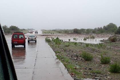 En Los Palacios la ruta está cortada por el desborde del río