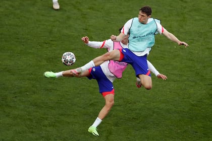 Intensidad en una de las últimas prácticas de Chelsea antes de la final; el defensor danés Andreas Christensen va con todo a la pelota.