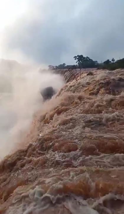 Intenso caudal de agua en las Cataratas del Iguazú, según pudieron constatar los guardaparques