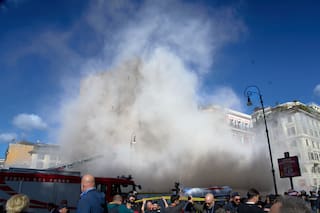 Intentan rescatar a trabajador atrapado en torre medieval que colapsó parcialmente en Roma