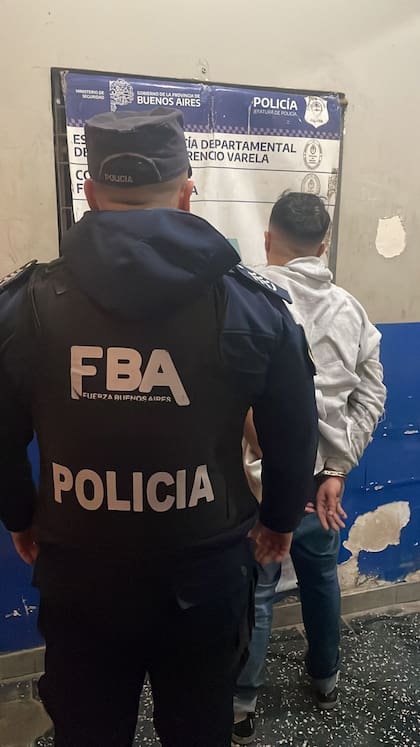 Intentaron robarle el auto cuando estacionaba frente a su casa en Florencio Varela: el policía se defendió a los tiros.