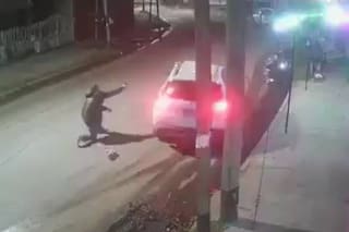 Intentaron robarle el auto a un policía cuando estacionaba frente a su casa en Florencio Varela: se defendió a los tiros