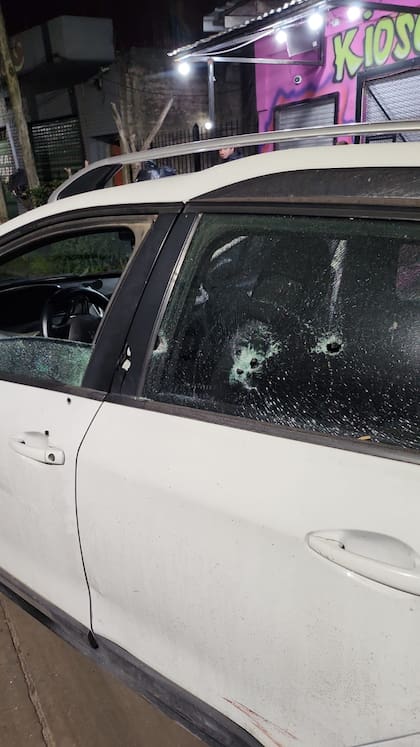 Intentaron robarle el auto cuando estacionaba frente a su casa en Florencio Varela: el policía se defendió a los tiros.