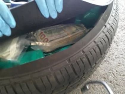 Intentó cruzar la frontera entre Estados Unidos y México escondiendo dinero en su rueda de auxilio