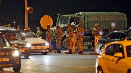 Intento de golpe de estado en Turquia. Soldados turcos toman las calles de Estambul y bloquean dos puentes principales de la ciudad