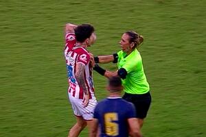 La reprochable actitud de un futbolista con una árbitra en el fútbol brasileño