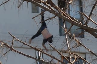 Intentó quitarse la vida, quedó colgado de un cable y lo salvaron, pero murió de un paro cardiaco