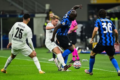 Romelu Lukaku quedó aislado en el ataque del Inter de Milán en el primer tiempo ante el Borussia Moenchengladbach, por la Champions League