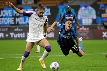 Lautaro Martínez cayó en el área de Fiorentina, pero el VAR alertó al árbitro para anular el penal que había marcado