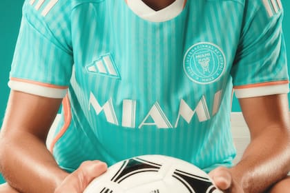 Inter Miami presentó su tercera equipación, la cual homenajea con su color y sus dorsales a los Miami Dolphins, y con si tipografía a una serie de televisión