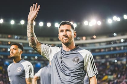 Inter Miami's Argentine forward Lionel Messi waves to fan before the friendly football match between the Salvadoran national team and US' Inter Miami in San Salvador, on January 19, 2024. 