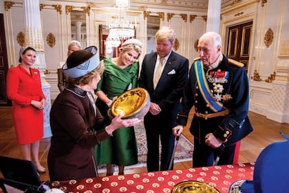 Intercambiando regalos con la familia real noruega en su primer encuentro en el país escandinavo