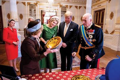 Intercambiando regalos con la familia real noruega en su primer encuentro en el país escandinavo