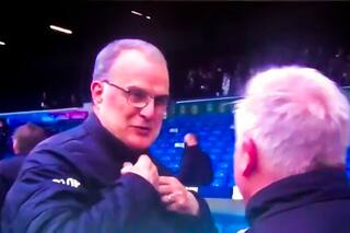 Inédito: quién es la gloria del fútbol inglés que le pidió la campera a Bielsa