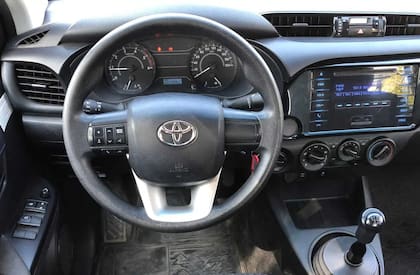 Interior austero para la Toyota Hilux DX