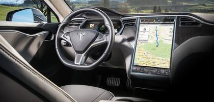 Interior con el sello innovador de los modelos Tesla