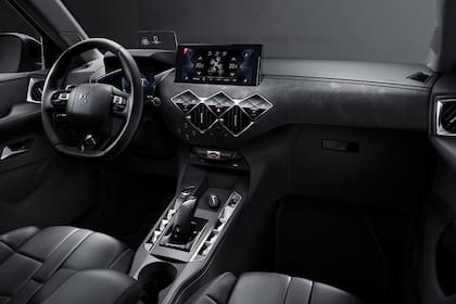 Interior con grandes diamantes y cromados del DS 3 Crossback