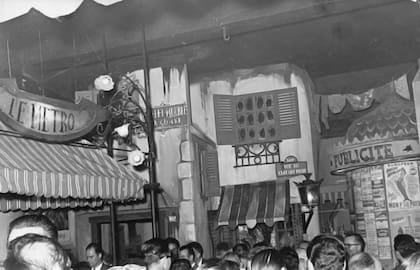 Interior de Chez Tatave con la decoración del escenógrafo Saulo Benavente.