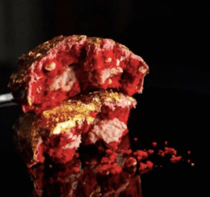 Interior de chocolate rubí, y una mezcla de masa igual que las de cinco dólares