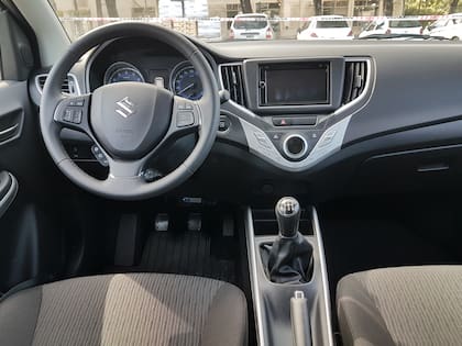 Interior de diseño austero, pero amplio