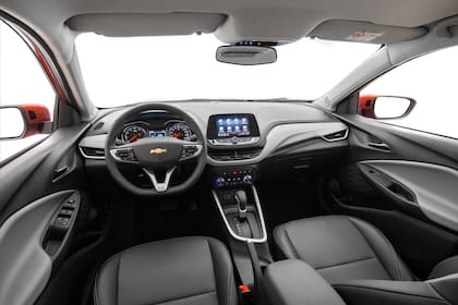 Interior de diseño muy agradable, con apliques de tono beige en el tablero y las puertas