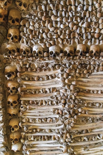 Interior de la Capilla de los Huesos de Campo Maior, recubierta por completo con cráneos y huesos humanos.