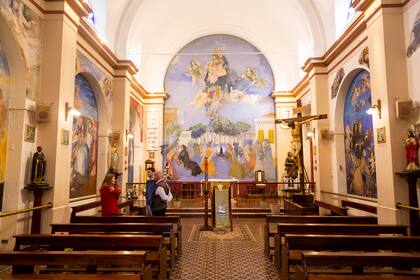 Interior de la Capilla Santa Ana, pintada por Soldi en Glew