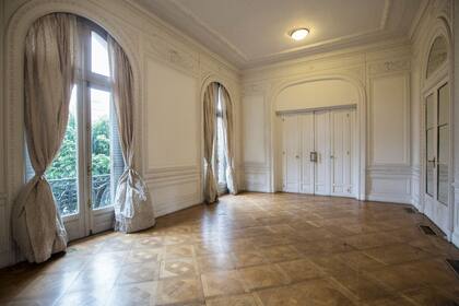 Imponentes salones en el interior de la casona de estilo francés