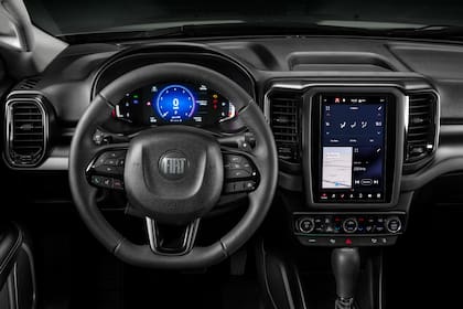 Interior de la nueva Fiat Toro Volcano 2022 con la central multimedia de 10,1" vertical