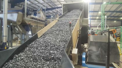 Interior de la planta de recuperación de residuos plásticos de ACA