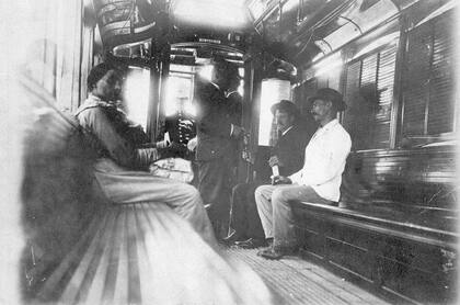 Interior de los primeros tranvías eléctricos que circularon en Buenos Aires.