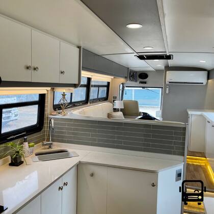 Interior de una casa dentro de un omnibus transformado en motorhome