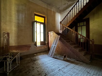 Interior de una de las casas visitadas por Guillermo Srodek-Hart, donde suelen anidar lechuzas y murciélagos