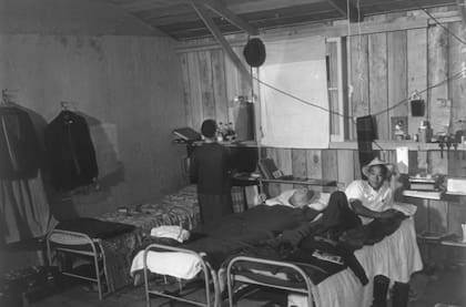 Interior de una vivienda en un campo de reclusión