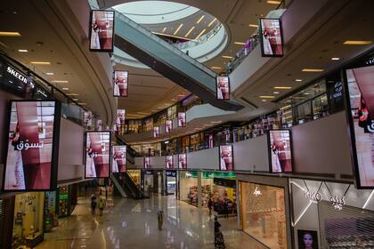 Interior del centro comercial Marina Mall en Dubai, Emiratos Árabes Unidos, 3 de marzo de 2023.