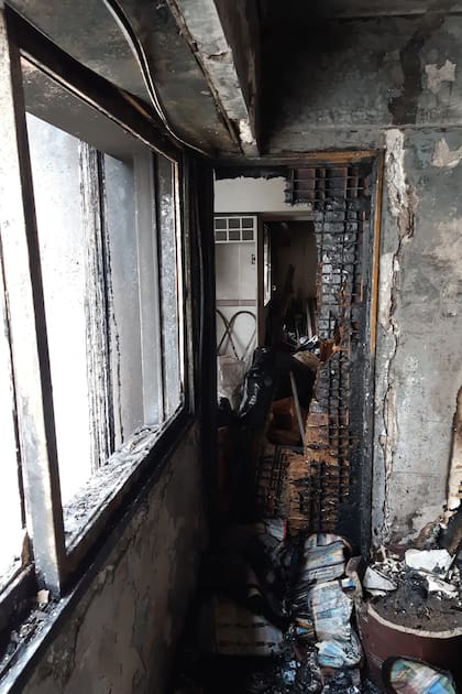 Interior del departamento que se incendió hoy en el barrio de Recoleta