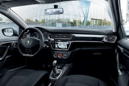 Interior del Peugeot 301 Allure Plus MT