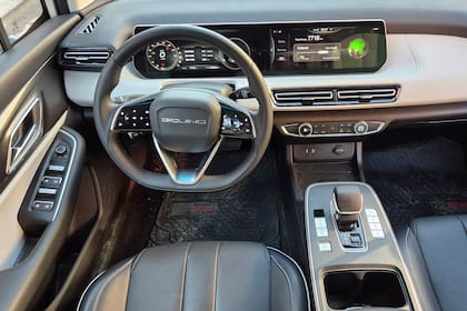 Interior elegante y moderno en el BAIC EU5