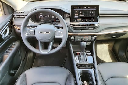 Interior renovado y con una pantalla ahora de 10" para este Jeep Compass 2021