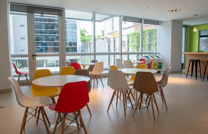Interiores con mucha luz natural en los edificios de OSDE de Parque Patricios: una de las claves para el ahorro de energía y el bienestar de los empleados.
