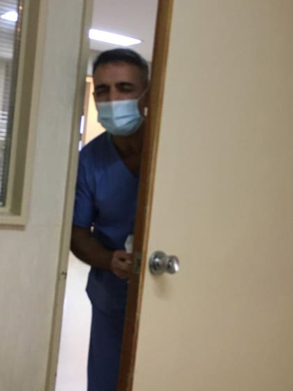 Un enfermero de terapia intensiva, con una voz preciosa, pasó un día a cantarnos