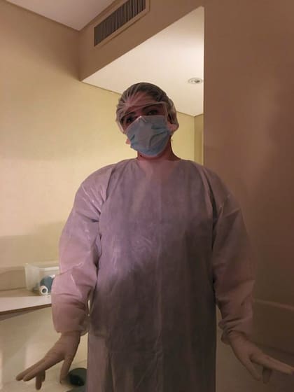 Miriam, una de las enfermeras que me atendió, con el equipo de protección que se ponían antes de ingresar a la habitación