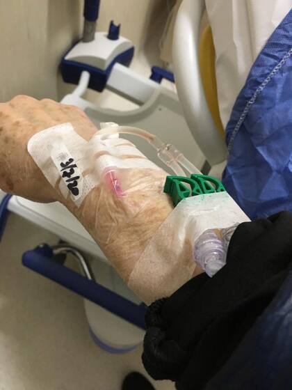 Apenas me ingresaron, una enfermera me sacó sangre y me instaló una vía para administrar medicación endovenosa