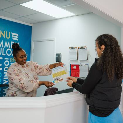 International House le informa a los inmigrantes dónde pueden recibir clases de inglés sin costo (Facebook/International House)