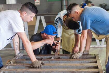 Internos de Florencio Varela inventaron un triciclo motocarro para cartoneros de Quilmes