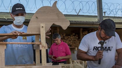 Internos de la cárcel de San Martín, en una carpintería solidaria